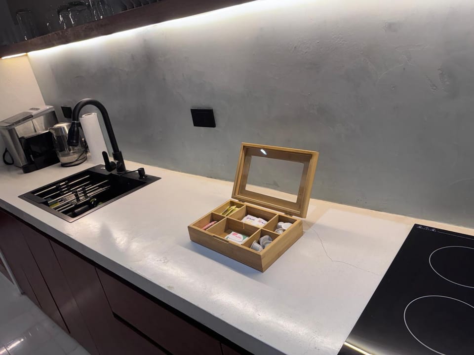 Coffee/tea facilities, Kitchen or kitchenette, stove