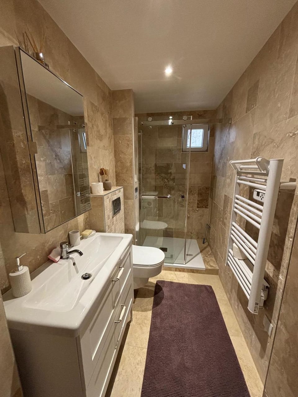 Shower, Toilet, Bathroom, towels
