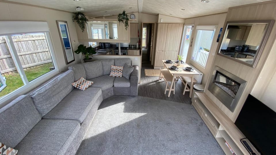 Communal lounge/ TV room, TV and multimedia, Kitchen or kitchenette, Living room, Seating area, Dining area
