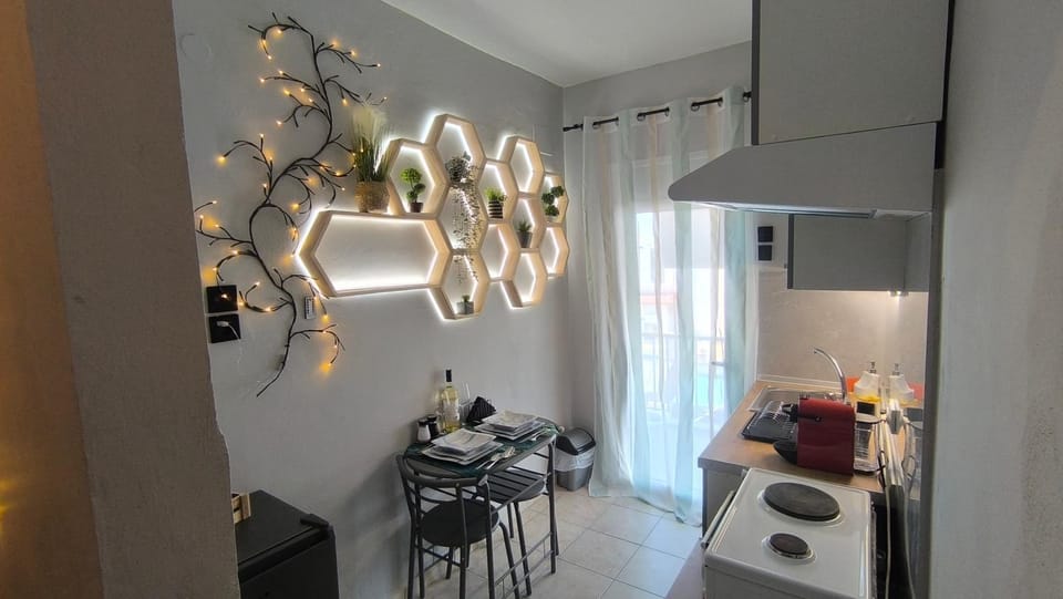 Kitchen or kitchenette, Dining area, oven, stove