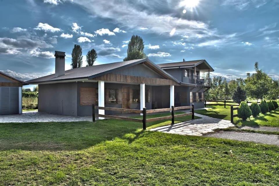 Property building, Spring, Day, Natural landscape, Garden, Garden view