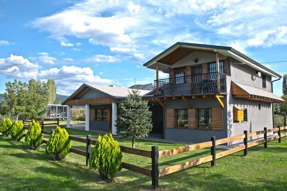 Property building, Spring, Day, Natural landscape, Garden, Garden view