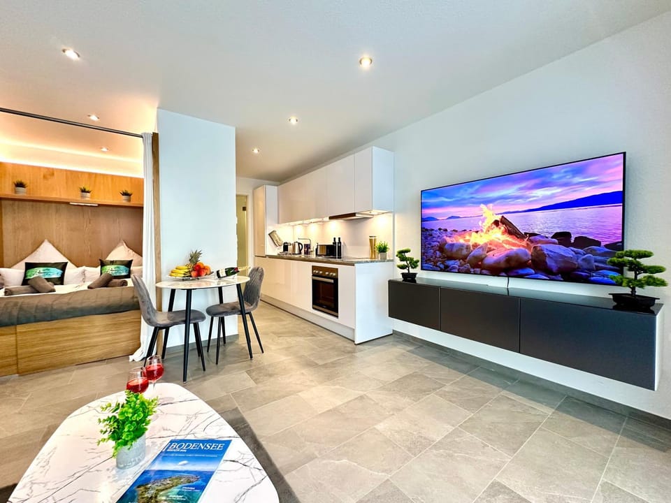 TV and multimedia, Kitchen or kitchenette, Living room, Dining area, Bedroom