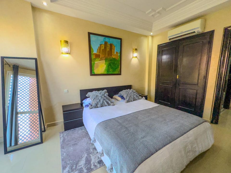 Bed, Photo of the whole room, Bedroom, air conditioner