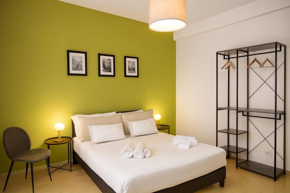 Bed, Photo of the whole room, Bedroom, towels