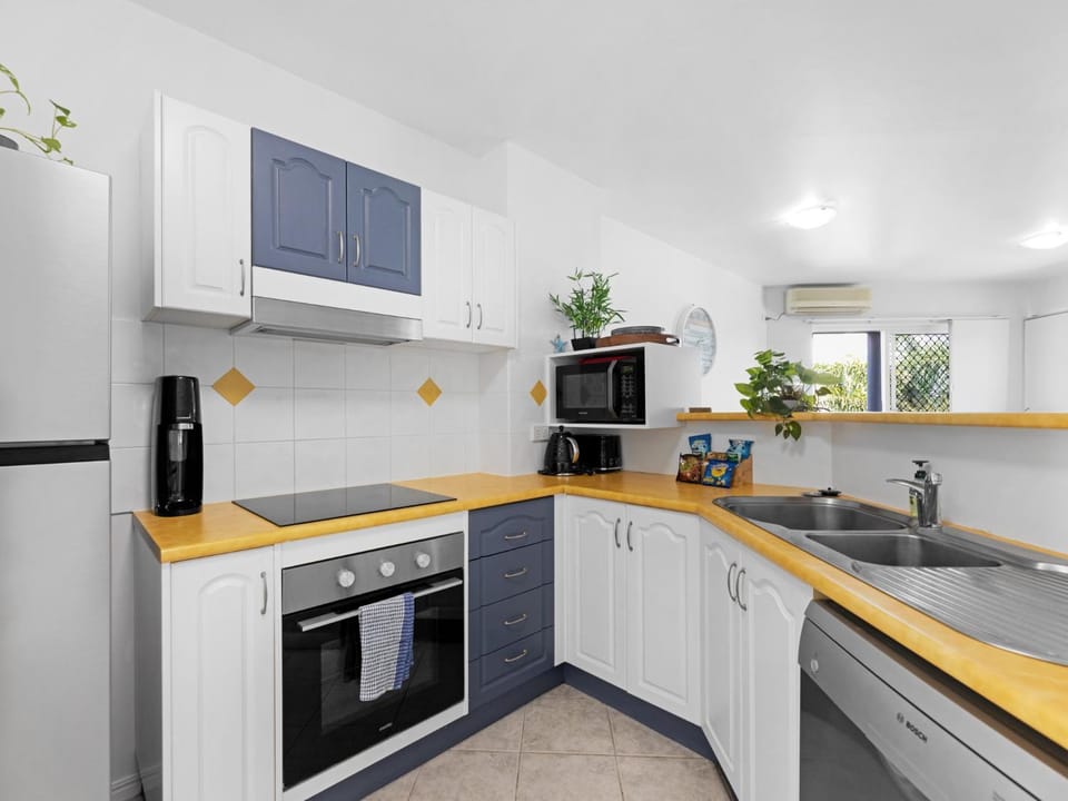 2-Bed with Pool, Near Torquay Beach, Hervey Bay Apartment in Hervey Bay