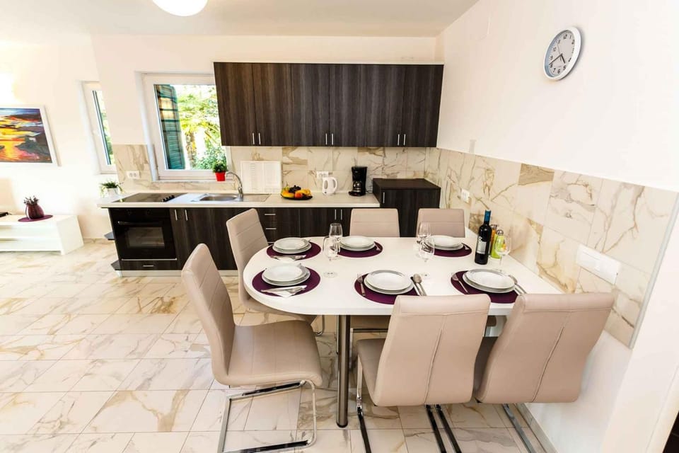 Coffee/tea facilities, Kitchen or kitchenette, Living room, Dining area