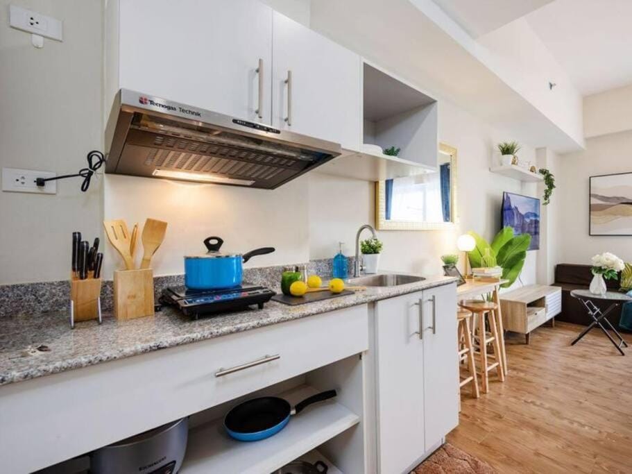 Kitchen or kitchenette, minibar, stove