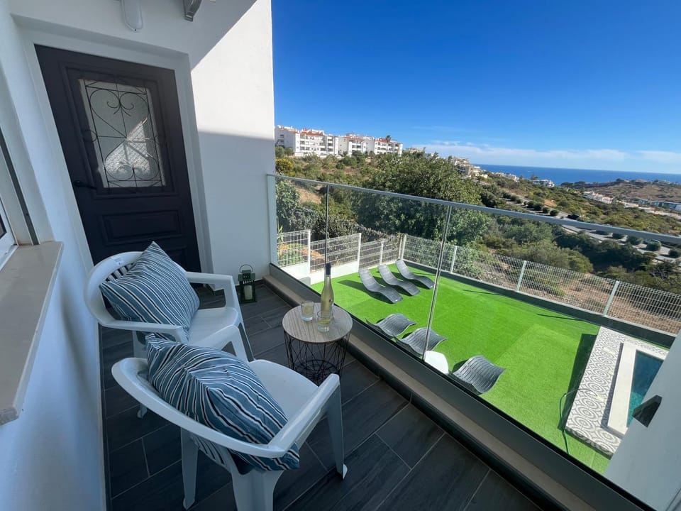 View (from property/room), Balcony/Terrace, Sea view, Swimming pool, sunbed