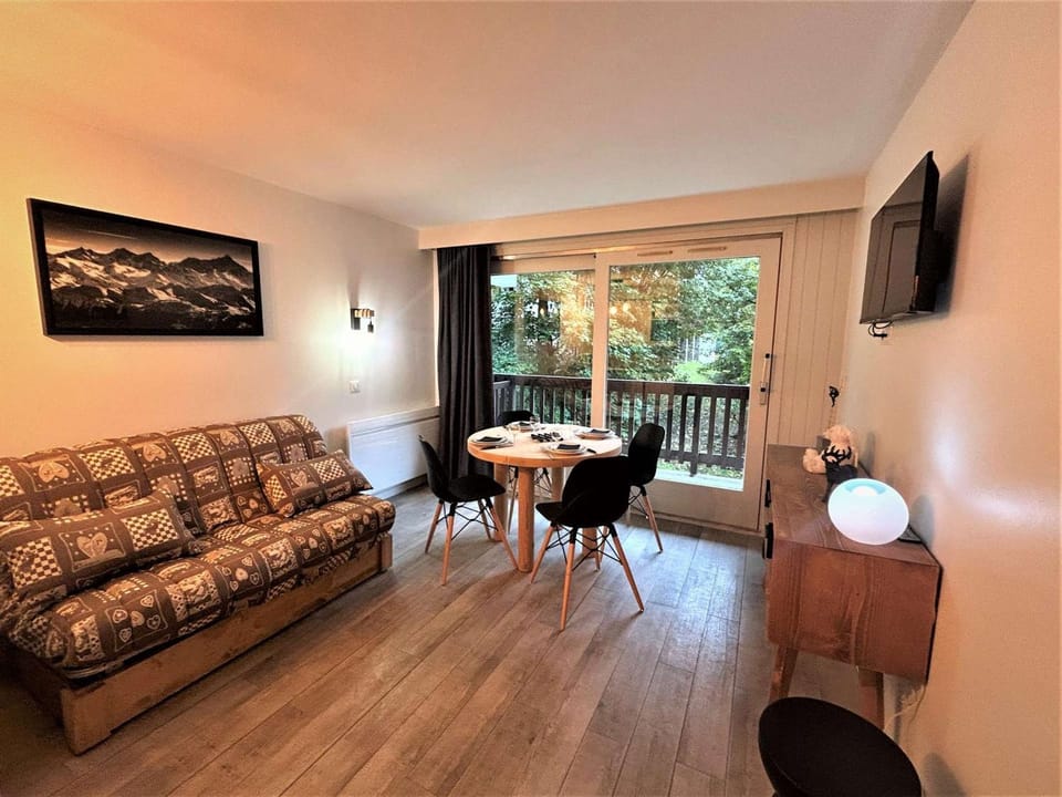 Studio skis aux pieds, 3 pers, centre Méribel, balcon, TV, fibre - FR-1-180-638 Apartment in Les Allues