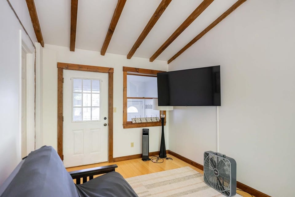 Spacious Two Bedroom Apartment House in Natick