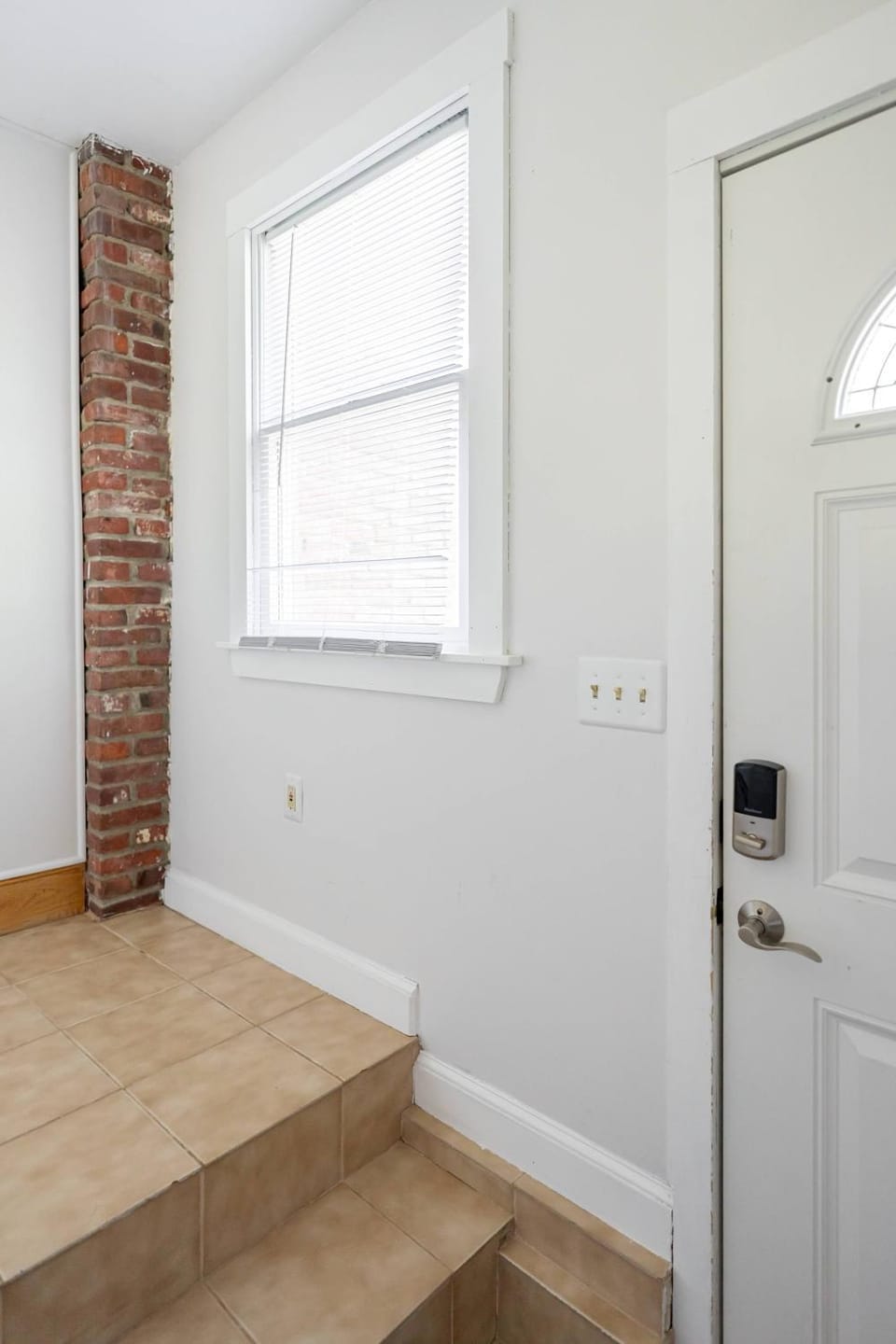 Spacious Two Bedroom Apartment House in Natick