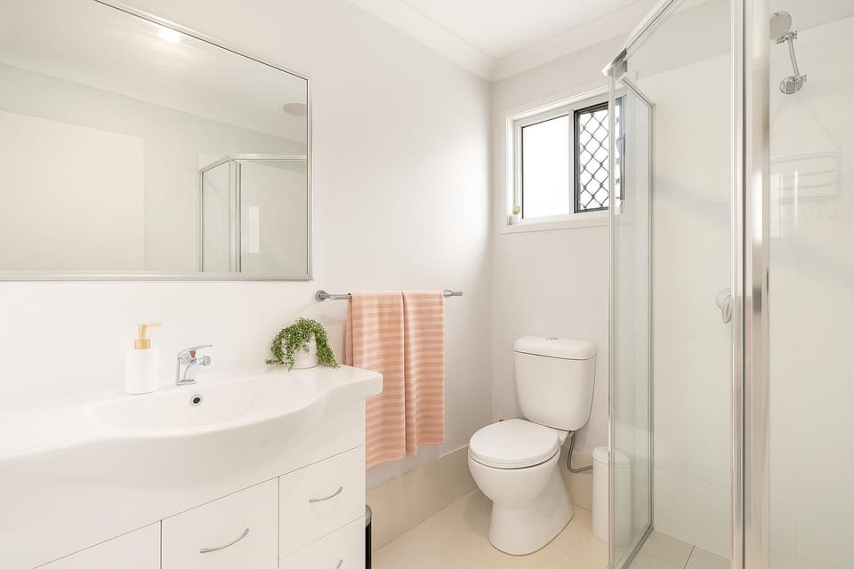 Shower, Toilet, Bathroom, towels