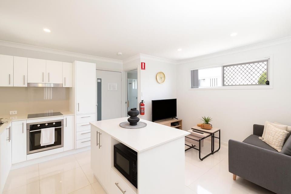 TV and multimedia, Kitchen or kitchenette, Living room, Seating area, microwave, oven, stove