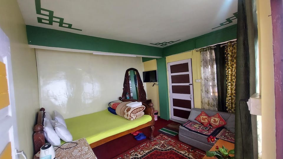 Bed, Photo of the whole room, Seating area