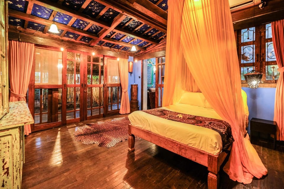 Calypso 3BR, Walk distance to Batu Bolong Beach Villa in North Kuta