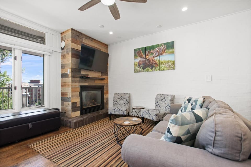 2 Hot Tubs, Great Mountain Views, Washer & Dryer in Unit House in Steamboat Springs