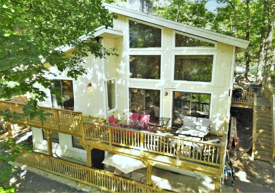 Charming Lakefront Getaway with Hot Tub & Game Room Perfect for Families! Villa in Stroud Township