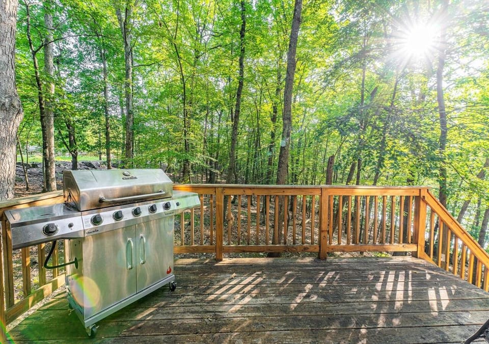 Charming Lakefront Getaway with Hot Tub & Game Room Perfect for Families! Villa in Stroud Township