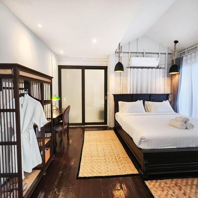 Siraburi boutique pool villa at Center of old town Villa in Chiang Mai