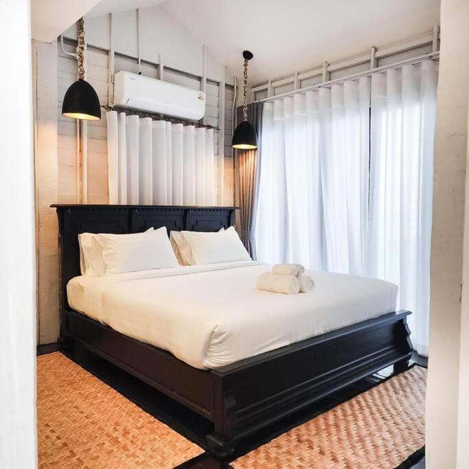 Siraburi boutique pool villa at Center of old town Villa in Chiang Mai
