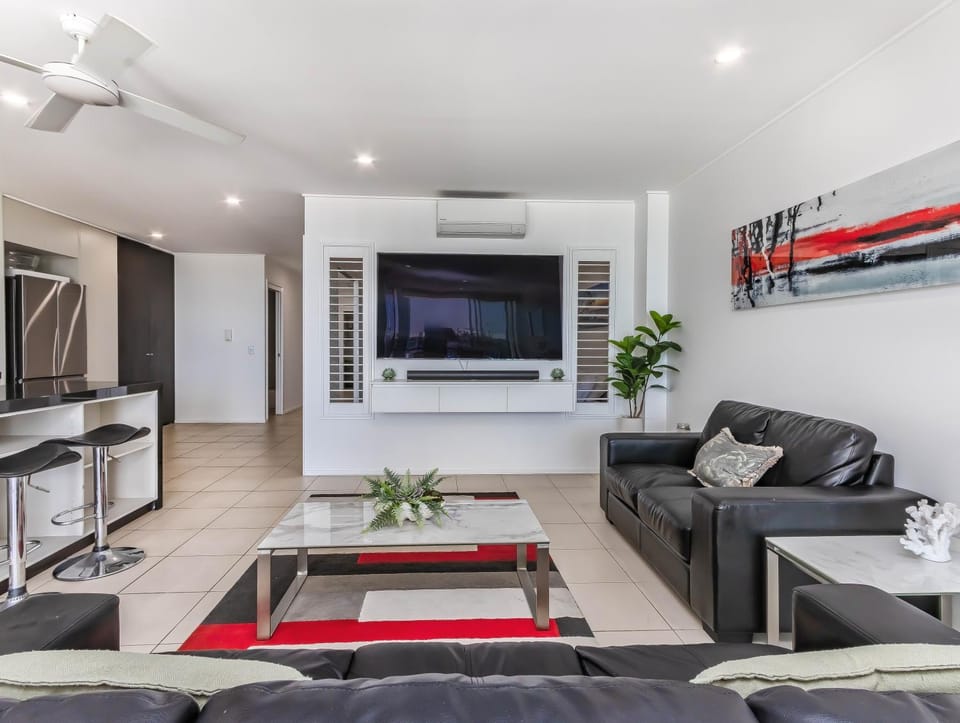 TV and multimedia, Living room, Seating area, air conditioner