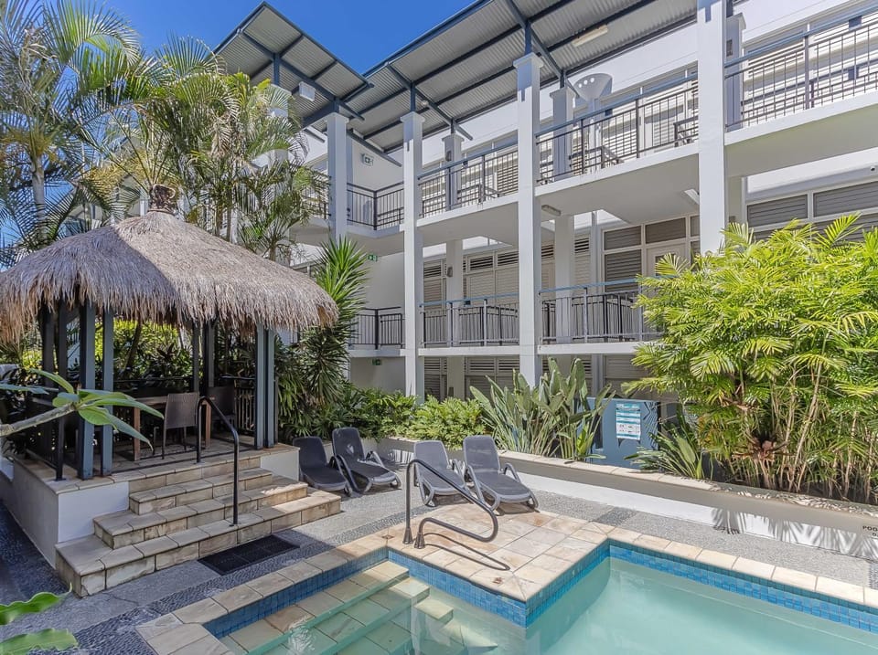 Property building, Day, Garden, View (from property/room), Balcony/Terrace, Garden view, Pool view, Swimming pool, sunbed