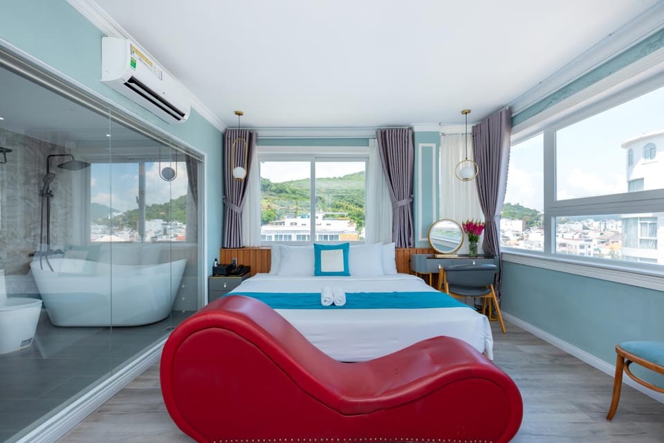 Bed, Balcony/Terrace, Living room, Photo of the whole room, Seating area, Bedroom, towels, air conditioner