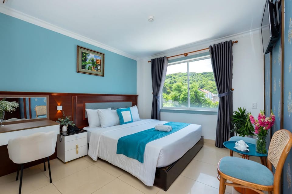 Communal lounge/ TV room, Bed, TV and multimedia, Living room, Photo of the whole room, Seating area, Bedroom, Inner courtyard view