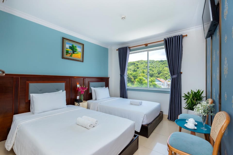 Bed, TV and multimedia, Photo of the whole room, Bedroom, Inner courtyard view, towels