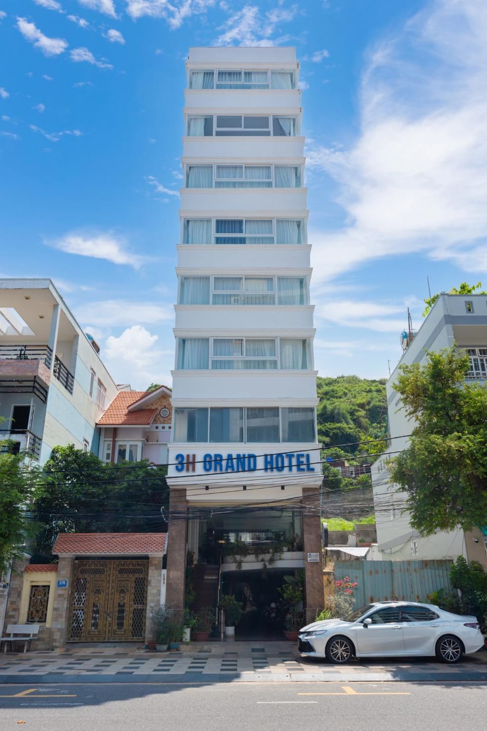 Property building, Day, Balcony/Terrace, Hiking, Location, Parking
