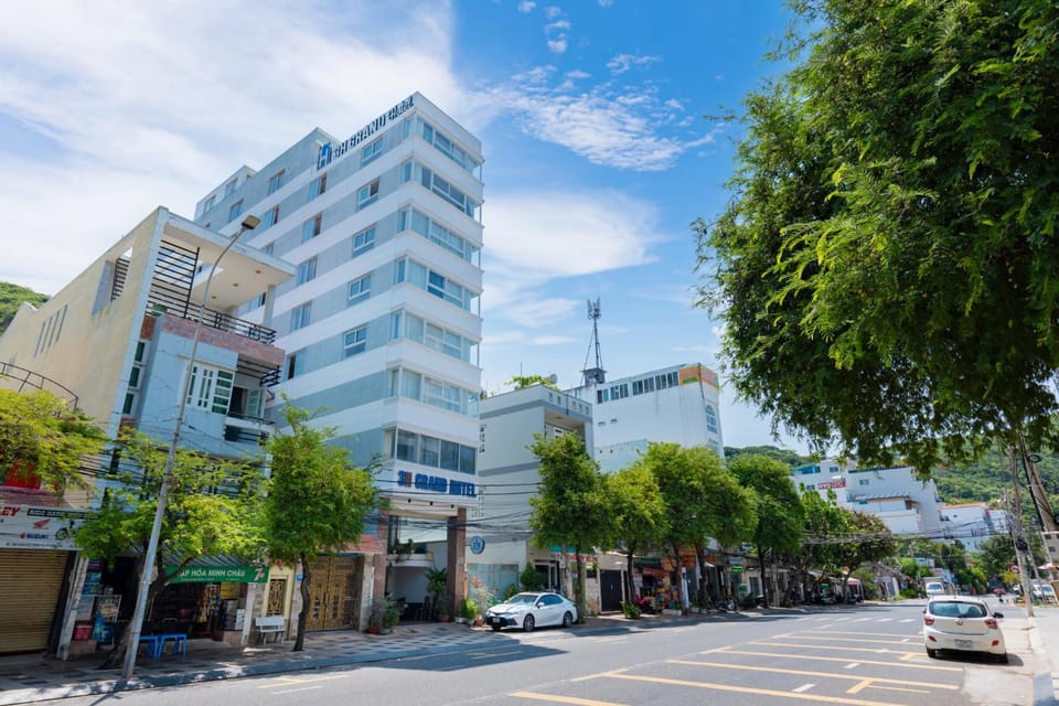 Property building, Neighbourhood, Hiking, Location, Parking