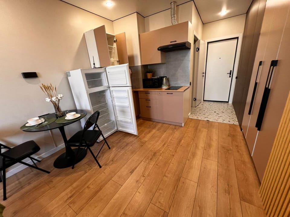 Kitchen or kitchenette, Dining area