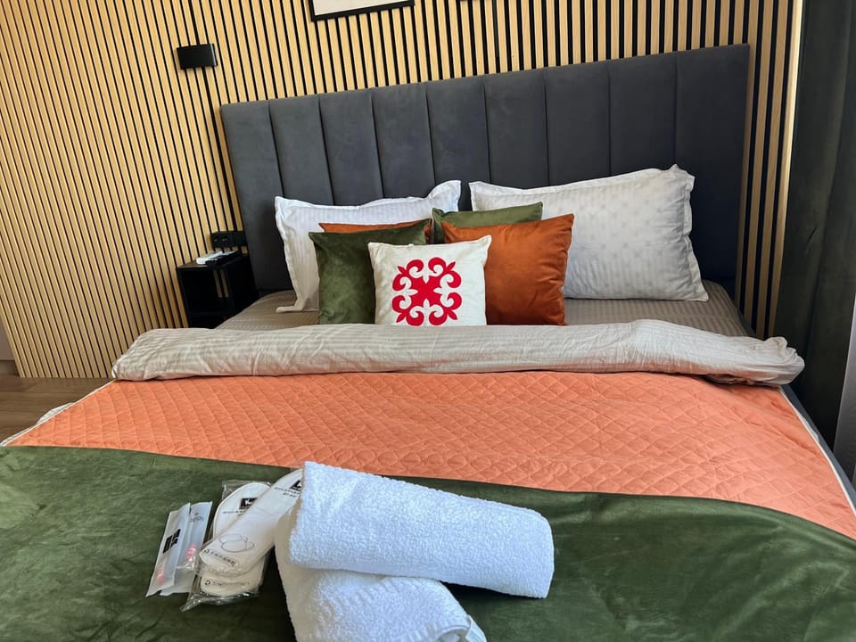 Bed, towels