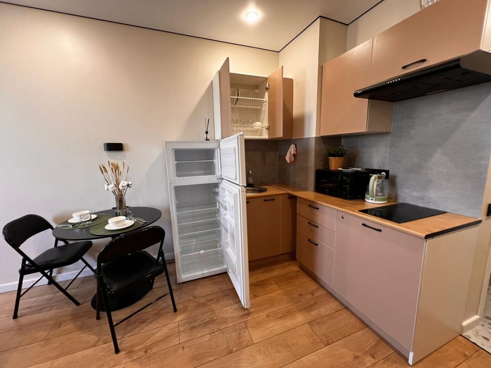 Kitchen or kitchenette, Dining area, stove
