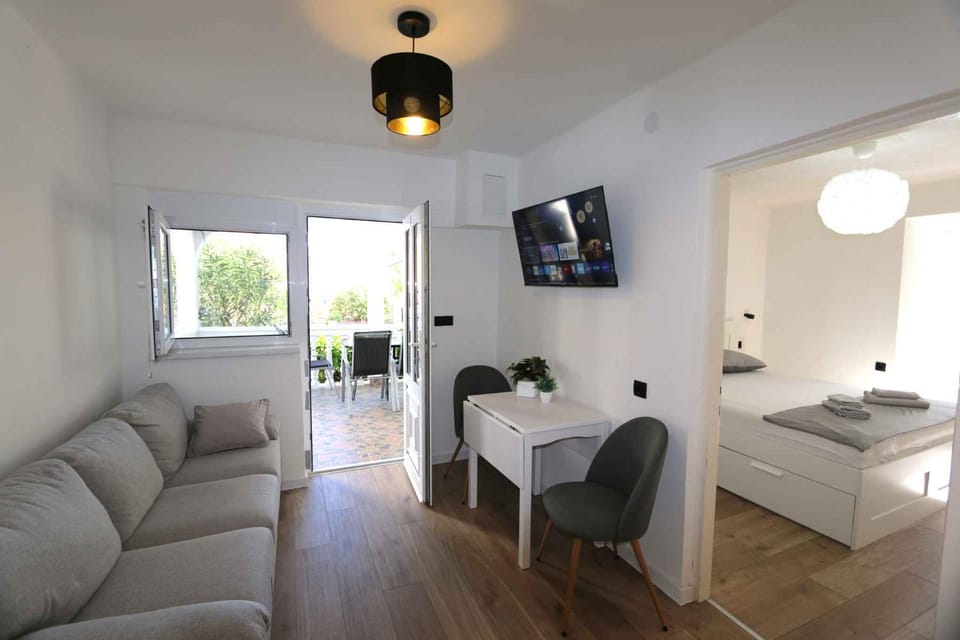 Summer, Living room