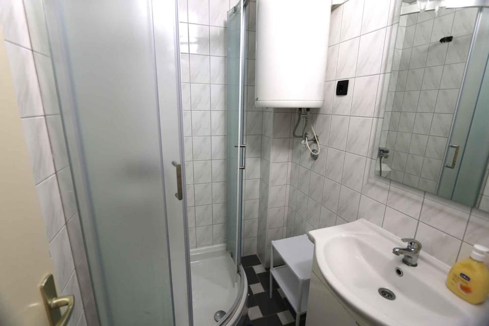 Summer, Bathroom