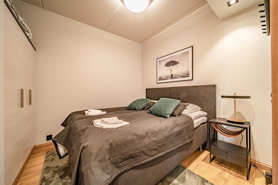 Photo of the whole room, Bedroom, towels