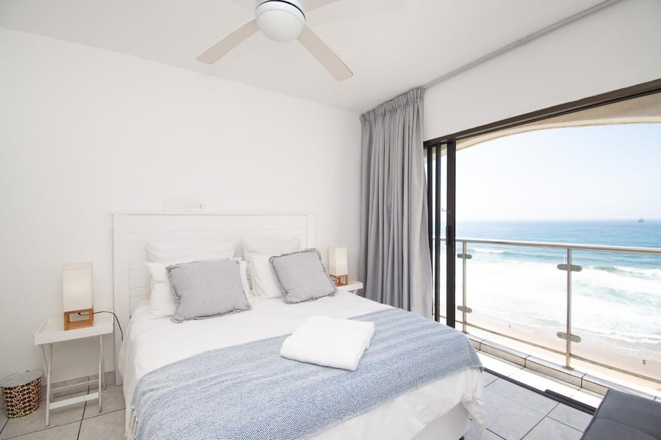 Bed, View (from property/room), Bedroom, Sea view, towels