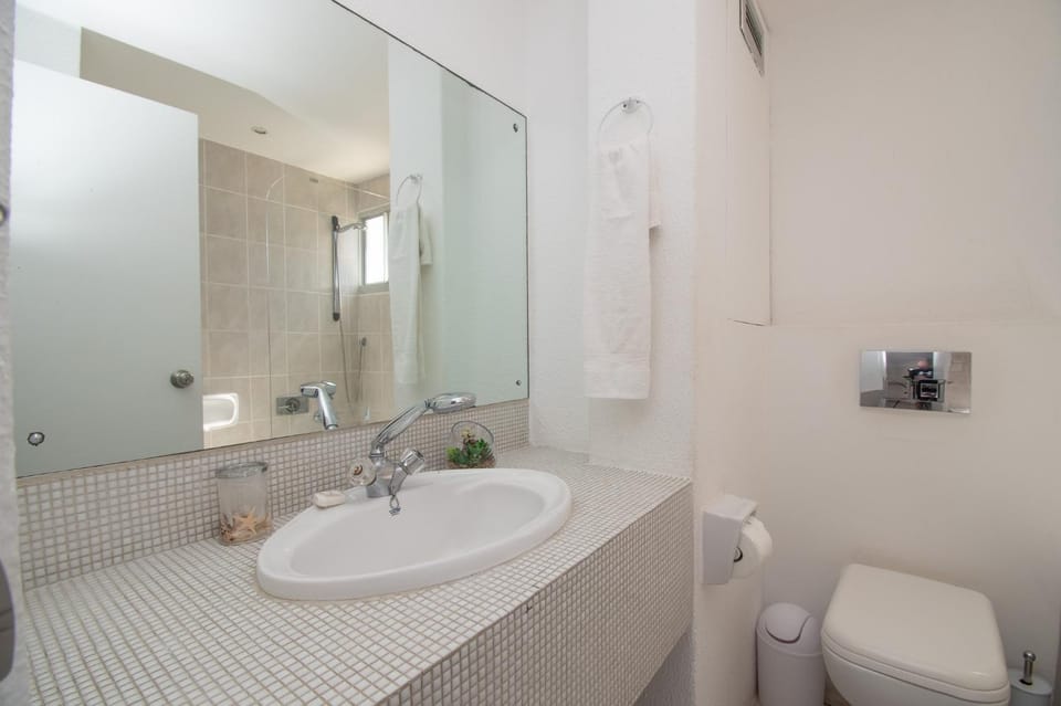 Toilet, Bath, towels