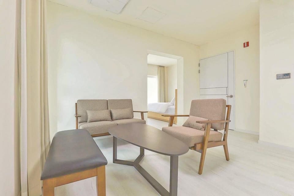 Living room, Seating area, Dining area, oven
