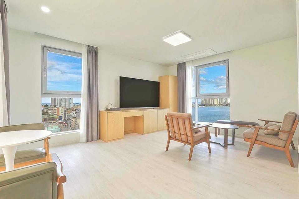 View (from property/room), Living room, City view, River view