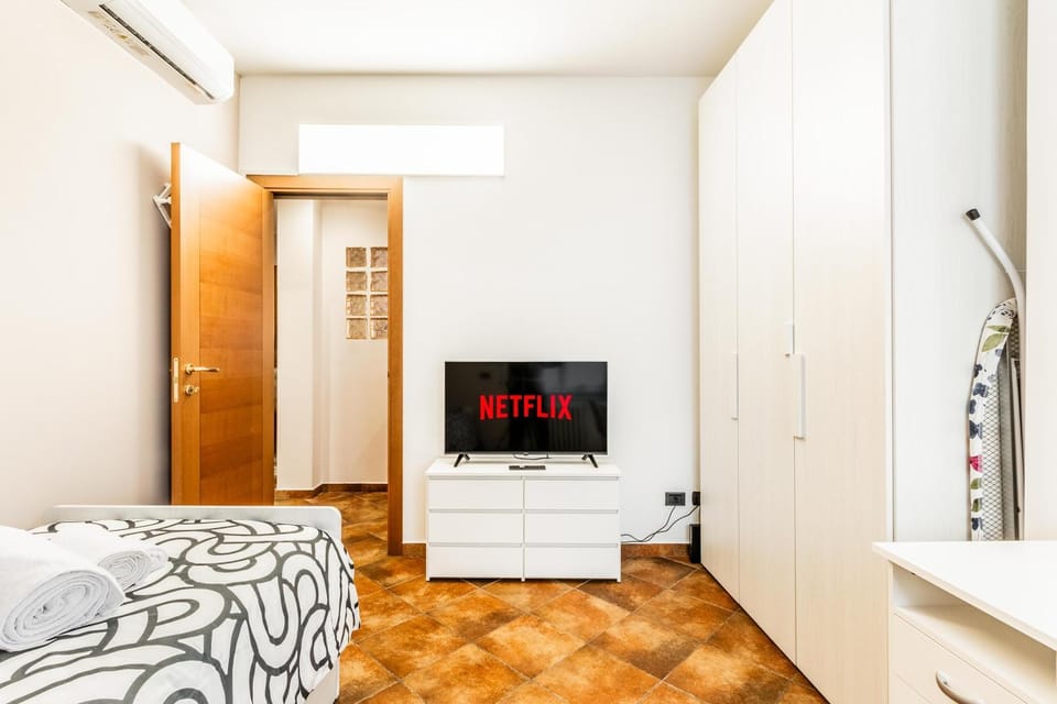 Bed, TV and multimedia, Bedroom, wardrobe