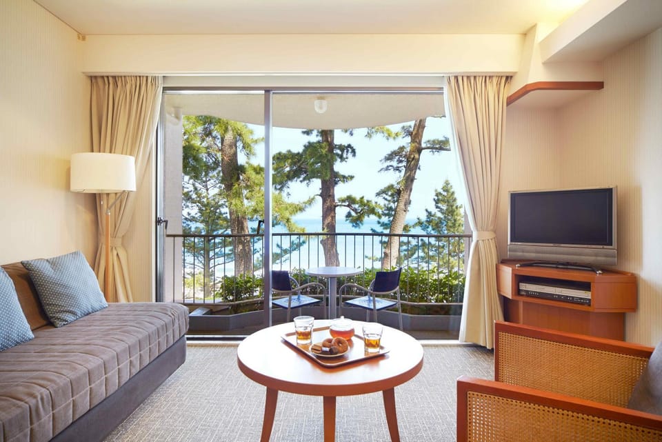 View (from property/room), Balcony/Terrace, Living room