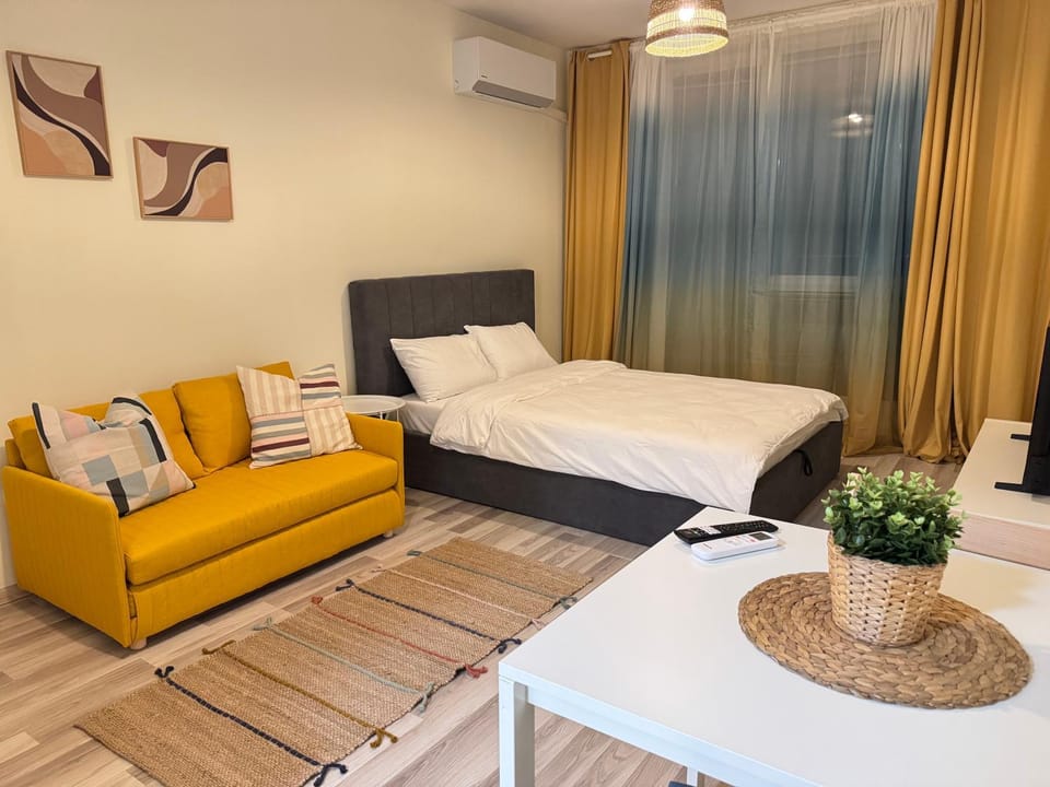 Bed, Living room, Photo of the whole room, Seating area, Bedroom, air conditioner