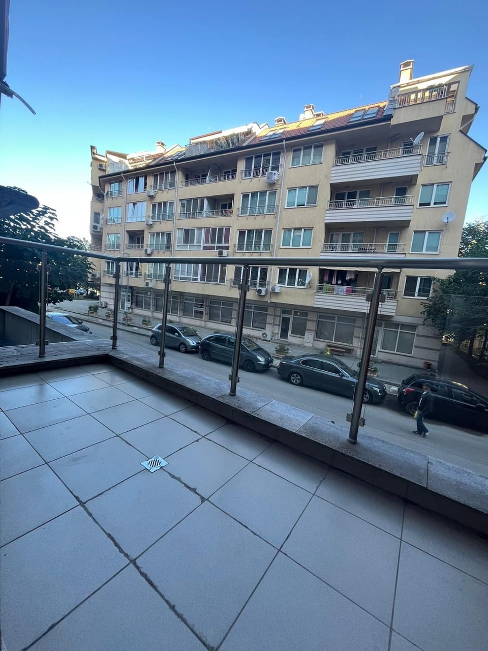 Property building, Day, Neighbourhood, Balcony/Terrace, Street view, Parking