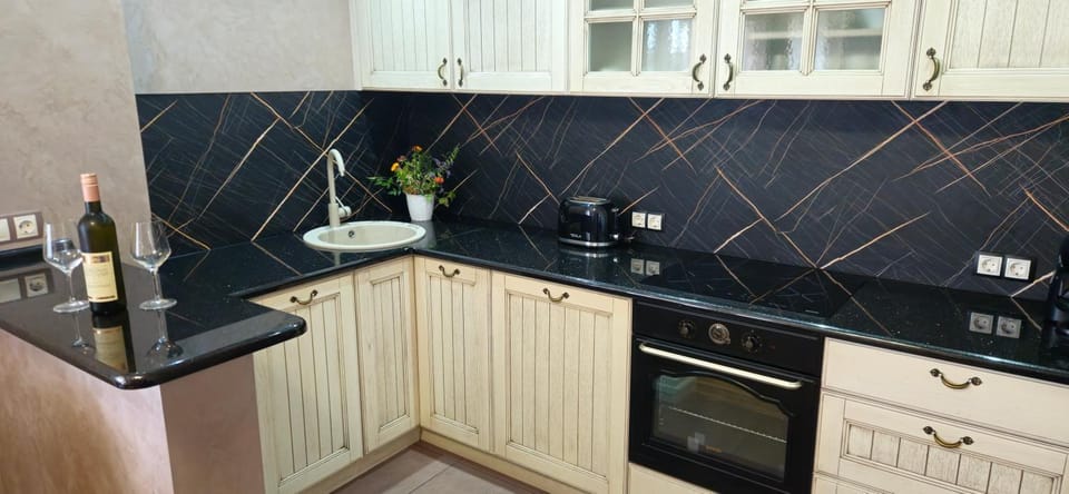 Coffee/tea facilities, Kitchen or kitchenette, dishwasher, oven, stove, toaster, dryer