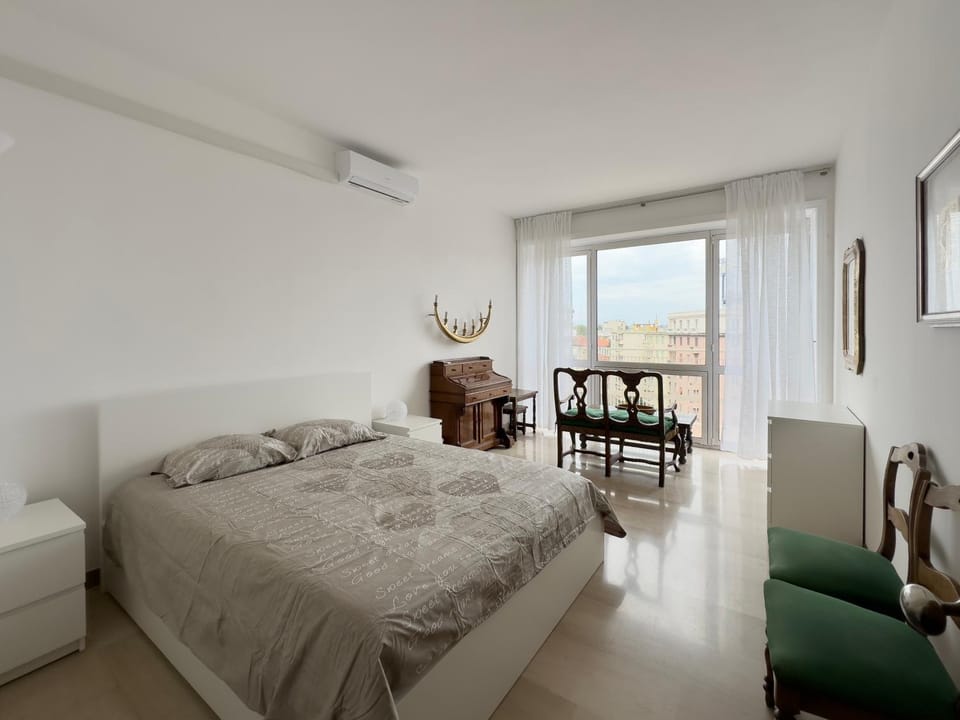 Photo of the whole room, air conditioner