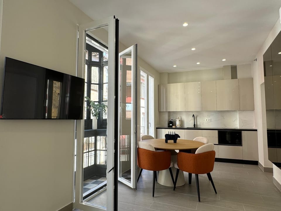 Kitchen or kitchenette, Dining area, stove