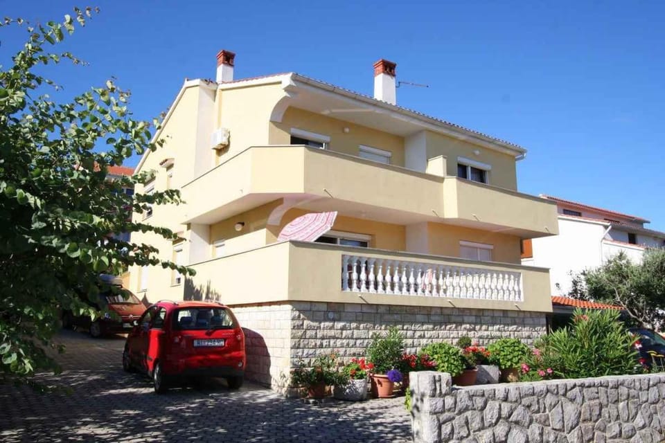 Property building, Summer, Garden, Parking
